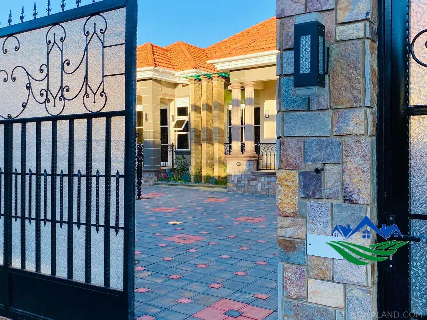 6 bedroom Bungalow for sale in Akright Wakiso Uganda