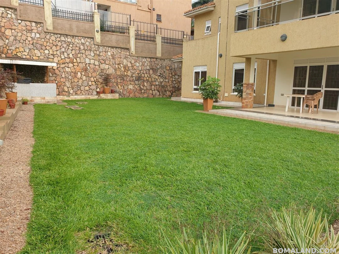6 bedroom Storeyed house for sale in Munyonyo Kampala Uganda