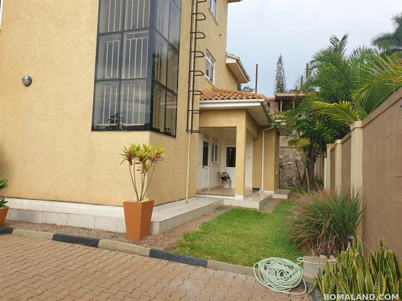 6 bedroom Storeyed house for sale in Munyonyo Kampala Uganda