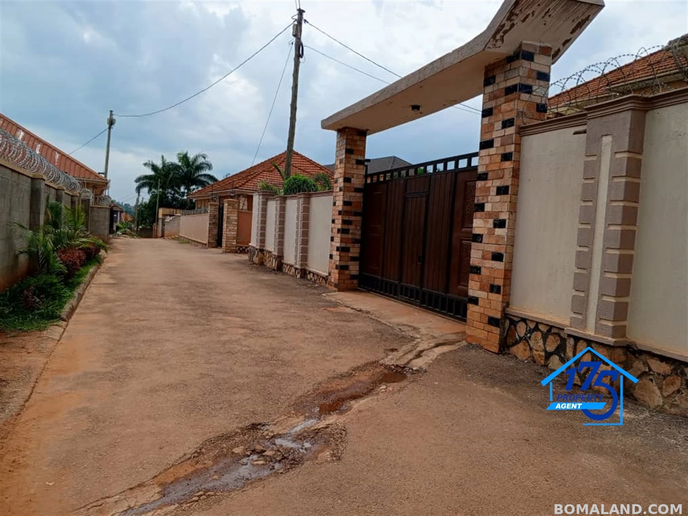 6 bedroom Duplex for sale in Kira Wakiso Uganda