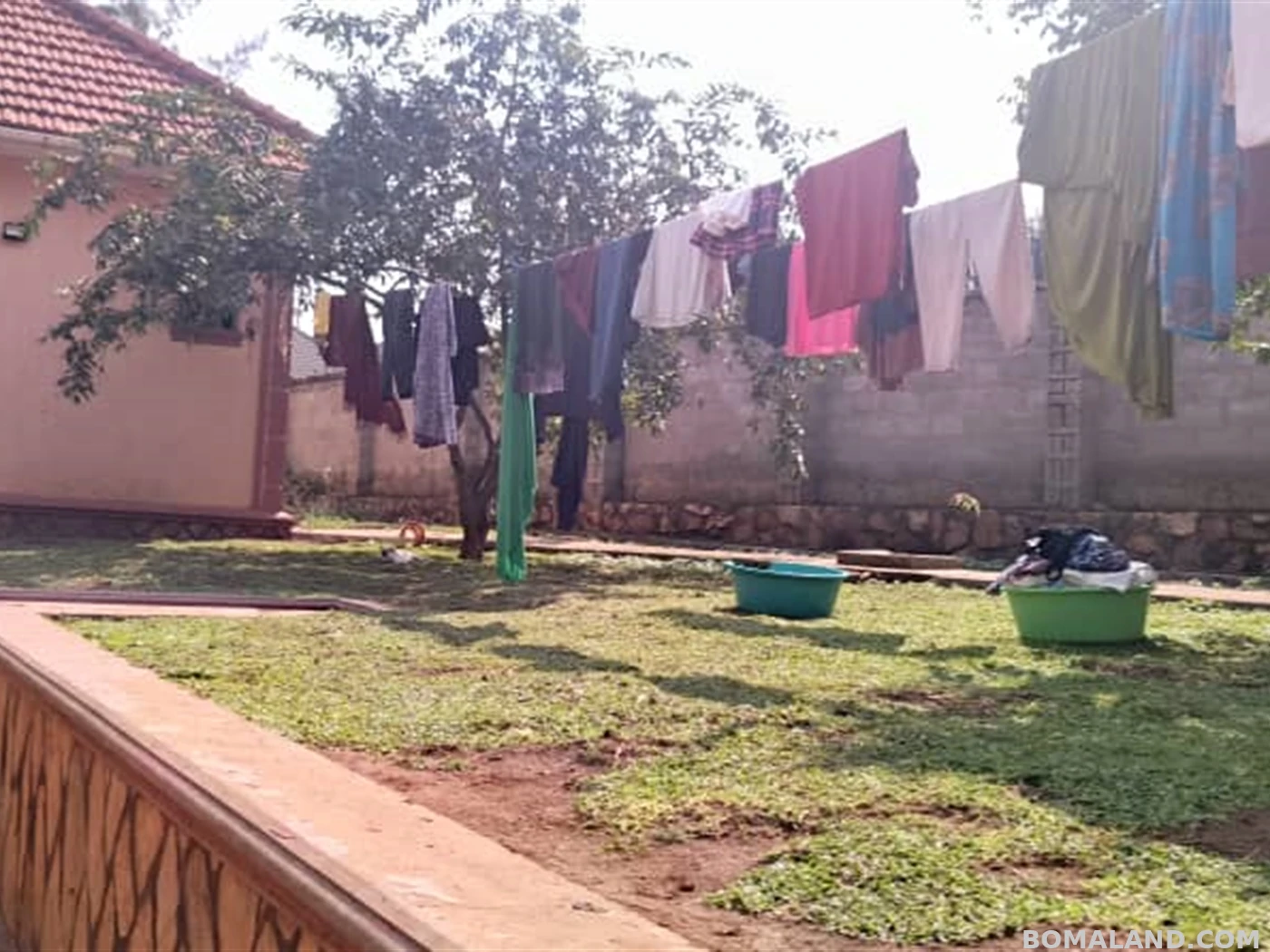 6 bedroom Bungalow for sale in Nakweelo Wakiso Uganda