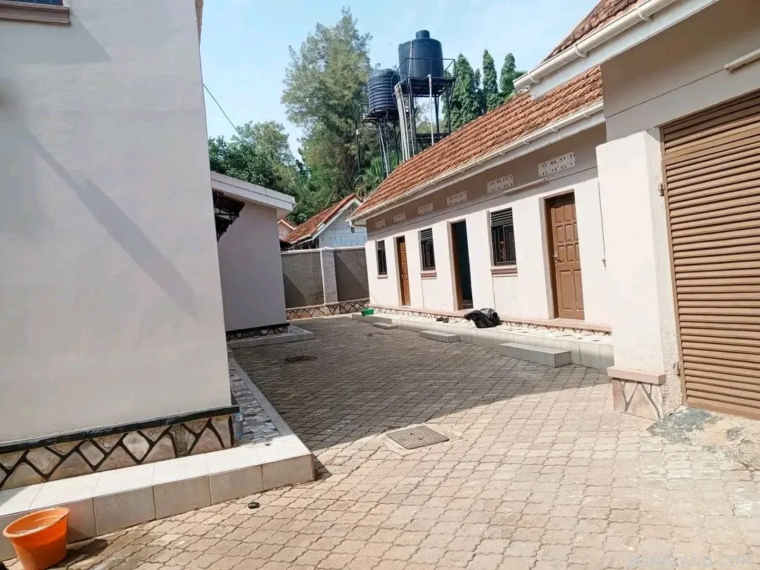 5 bedroom Storeyed house for rent in Ntindahill Kampala Uganda