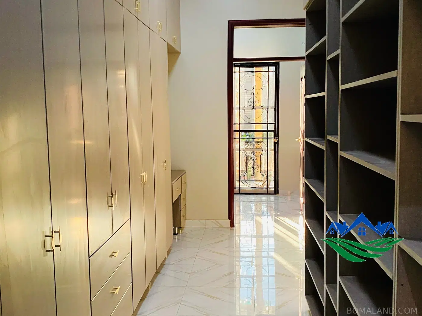 6 bedroom Bungalow for sale in Akright Wakiso Uganda