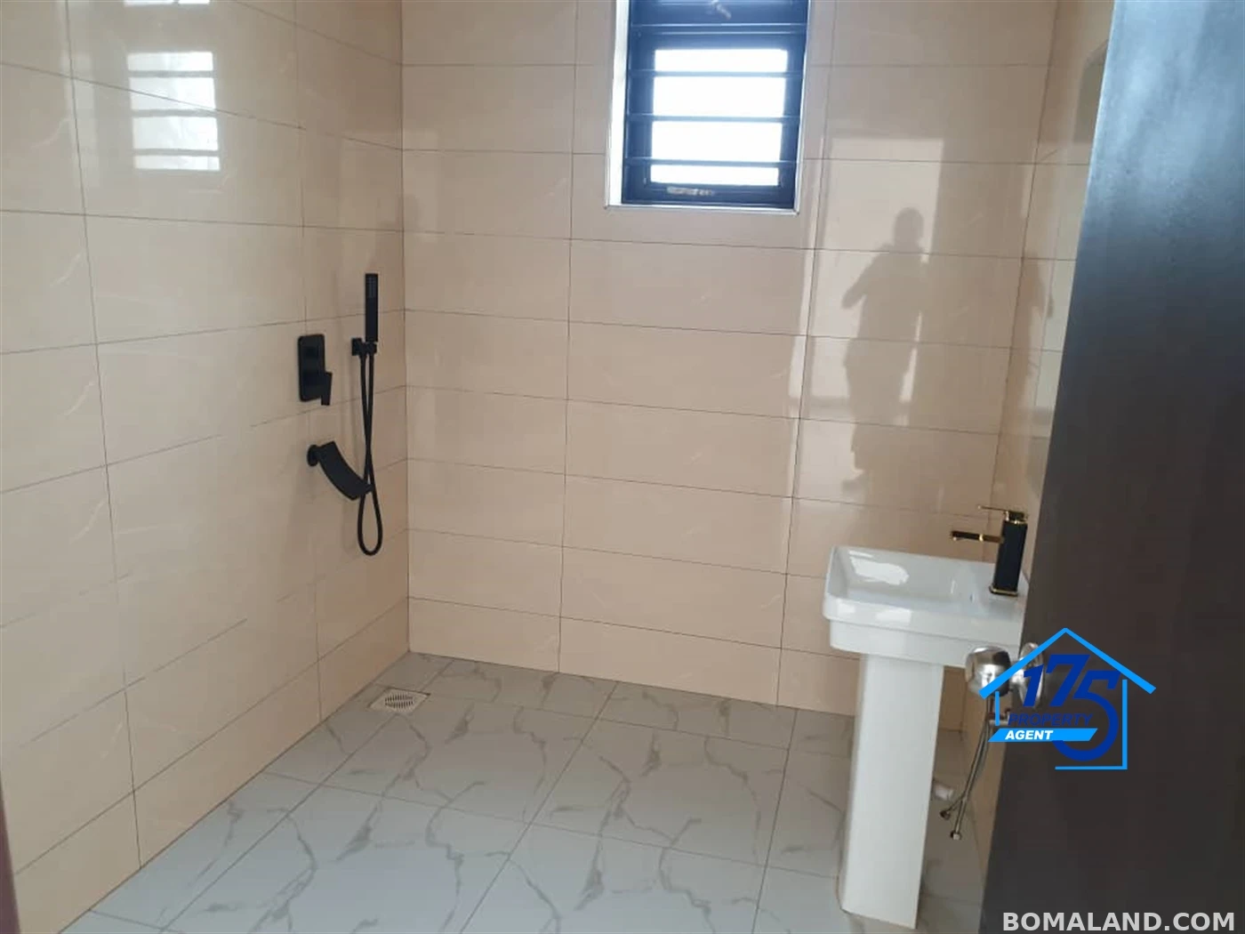 5 bedroom Duplex for sale in Najjera Wakiso Uganda