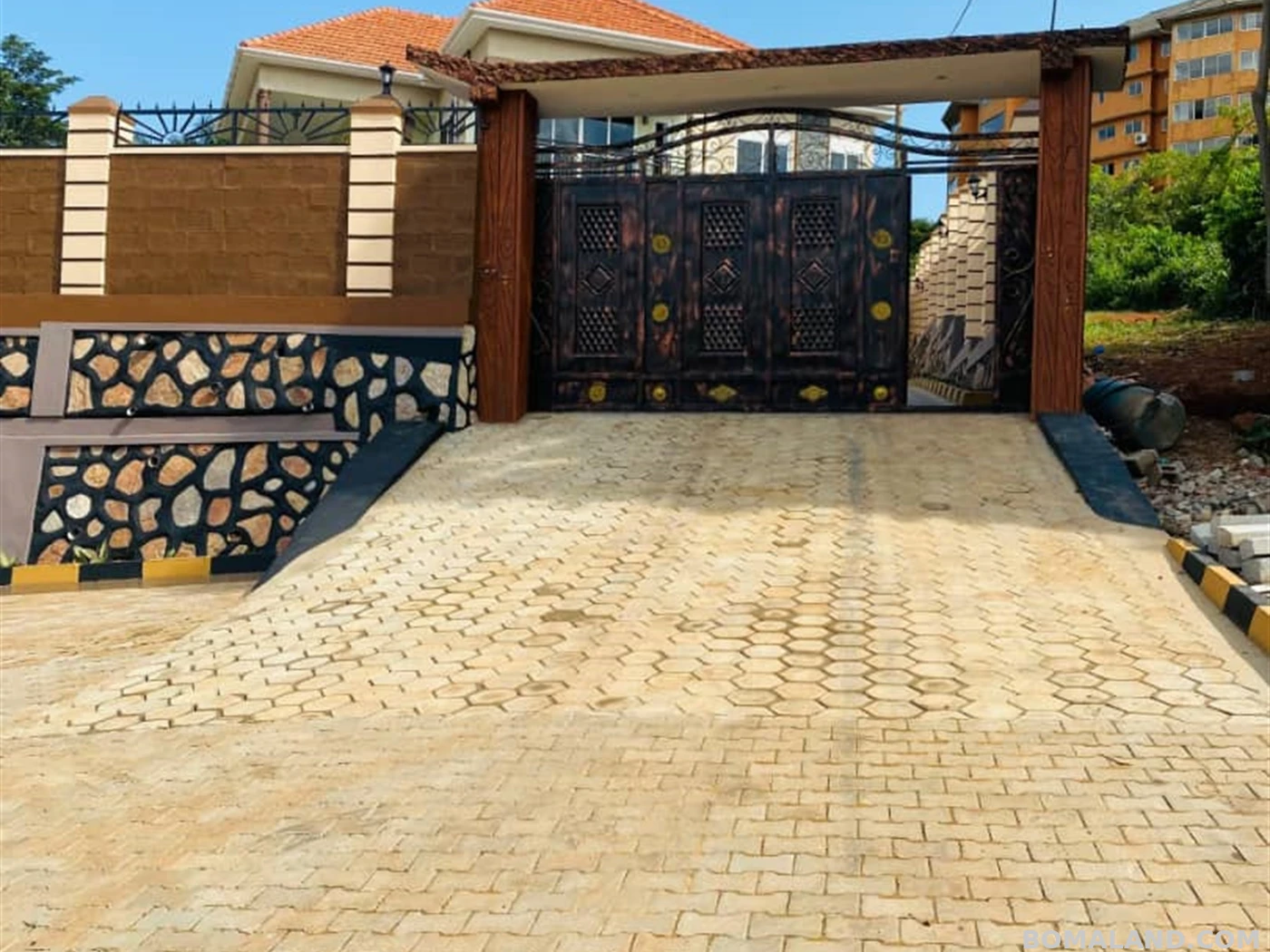 6 bedroom Storeyed house for sale in Bwebajja Wakiso Uganda
