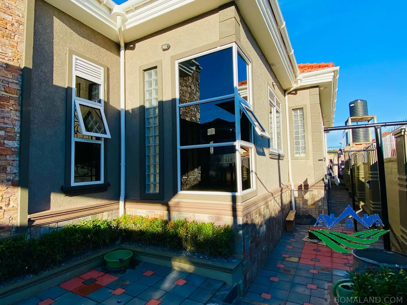 6 bedroom Bungalow for sale in Akright Wakiso Uganda