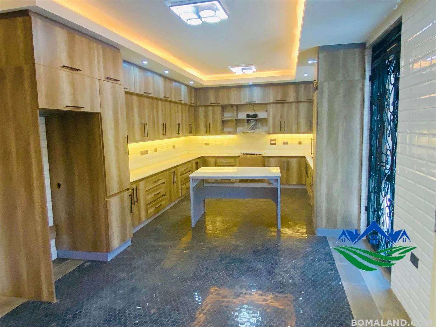 5 bedroom Mansion for sale in Munyonyo Wakiso Uganda