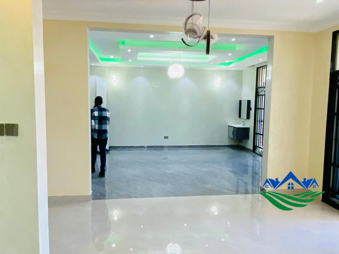 6 bedroom Mansion for sale in Kigo Wakiso Uganda